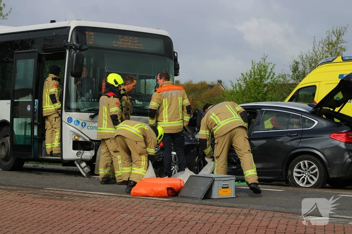 Frontale aanrijding tussen lijnbus en auto
