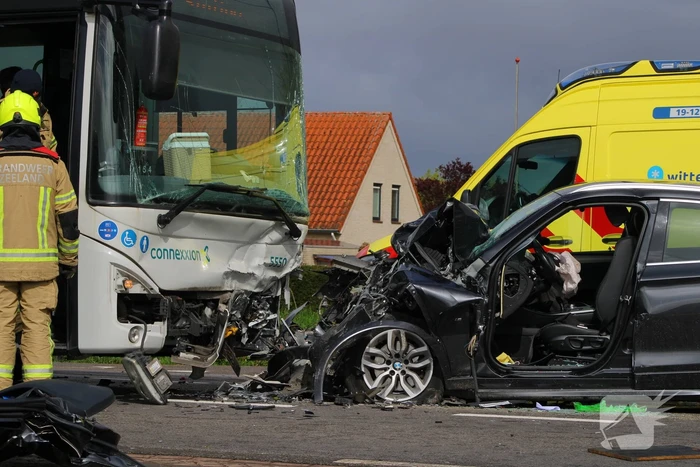Frontale aanrijding tussen lijnbus en auto