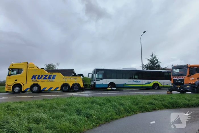 Frontale aanrijding tussen lijnbus en auto