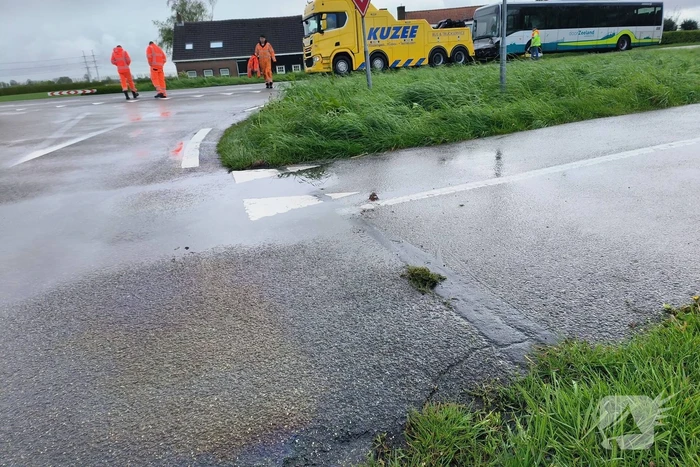 Frontale aanrijding tussen lijnbus en auto