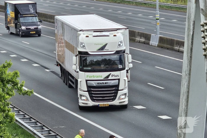 Vrachtwagen verliest laadklep bij ongeval
