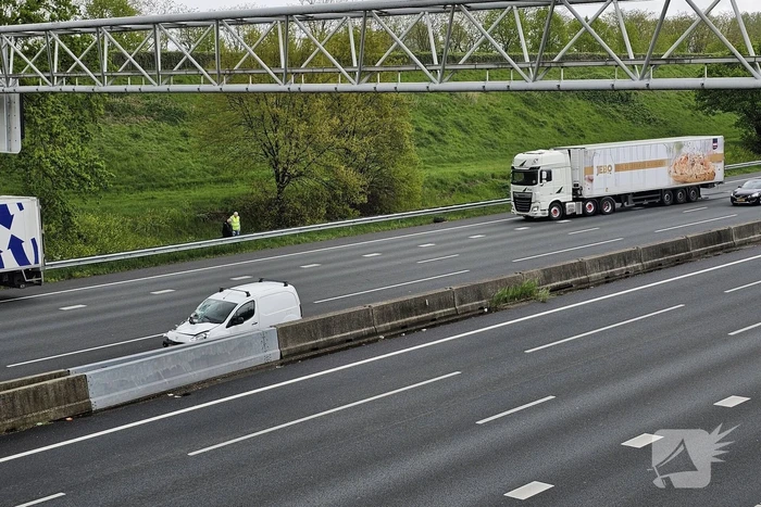 Vrachtwagen verliest laadklep bij ongeval