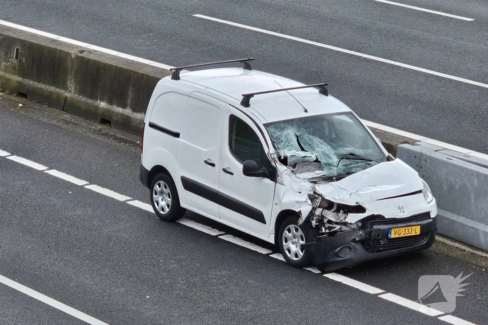 Vrachtwagen verliest laadklep bij ongeval