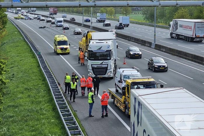 Vrachtwagen verliest laadklep bij ongeval