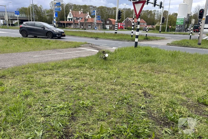 Auto en lijnbus in botsing op kruising