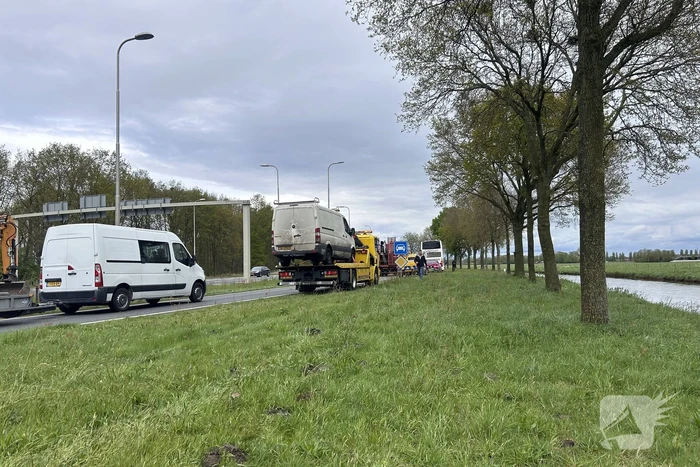 Auto en lijnbus in botsing op kruising
