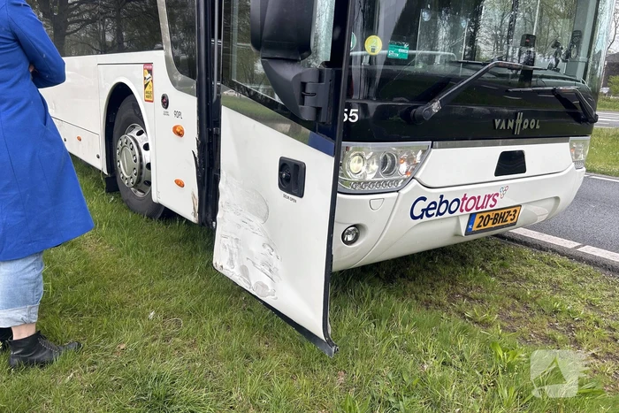 Auto en lijnbus in botsing op kruising
