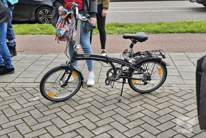 Persoon komt hard ten val met fiets