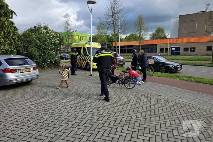 Persoon komt hard ten val met fiets