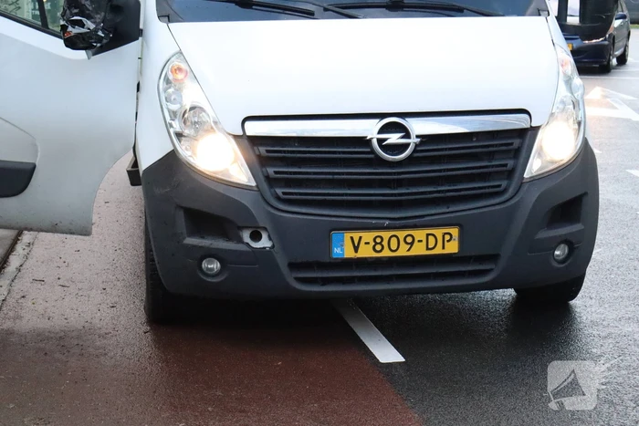 Scooterrijder in botsing met bakwagen