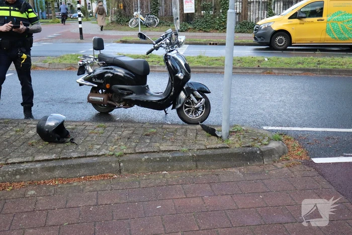 Scooterrijder in botsing met bakwagen