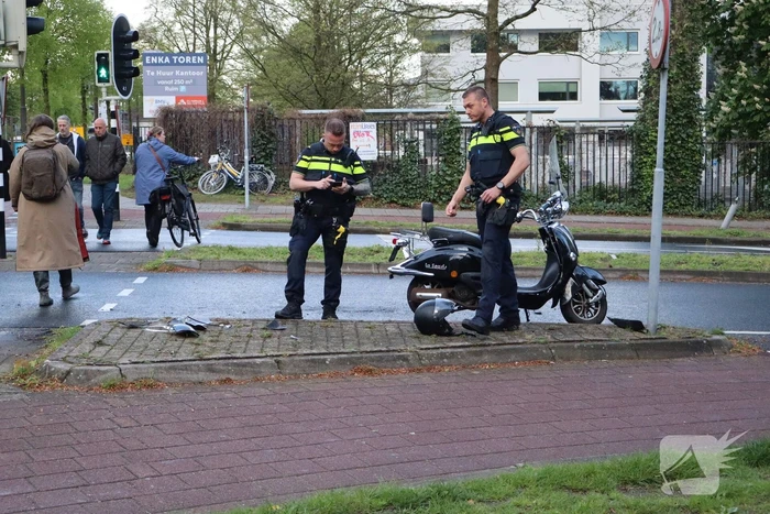 Scooterrijder in botsing met bakwagen