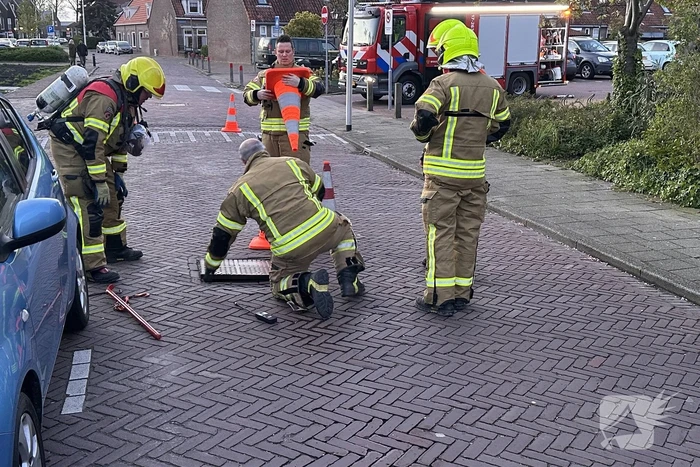 Brandweer verricht metingen na sterke gaslucht