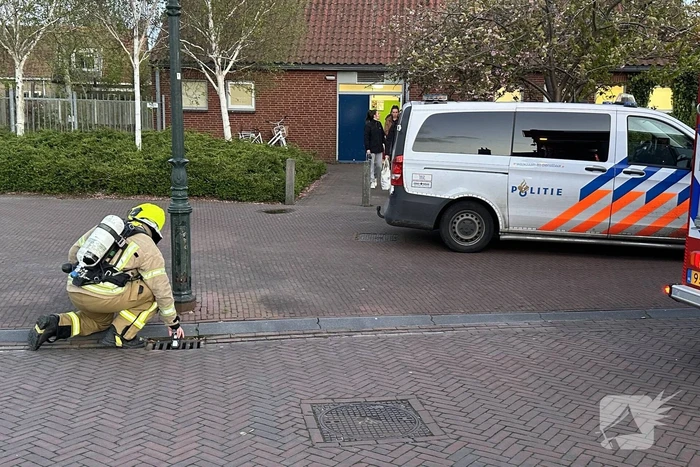 Brandweer verricht metingen na sterke gaslucht