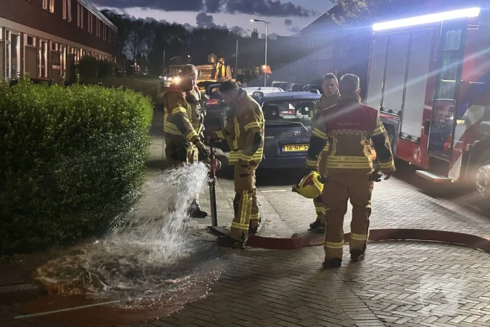 Brandweer verricht metingen na sterke gaslucht