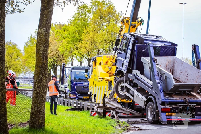 Vrachtwagenchauffeur heeft engeltje op zijn schouder