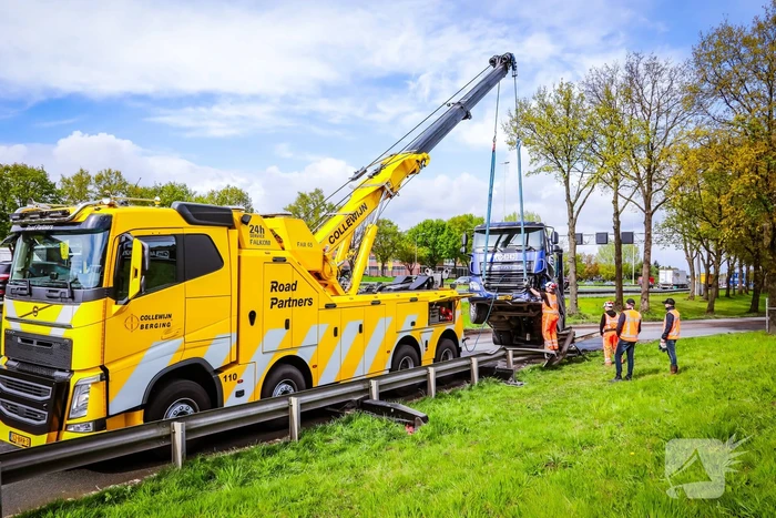 Vrachtwagenchauffeur heeft engeltje op zijn schouder