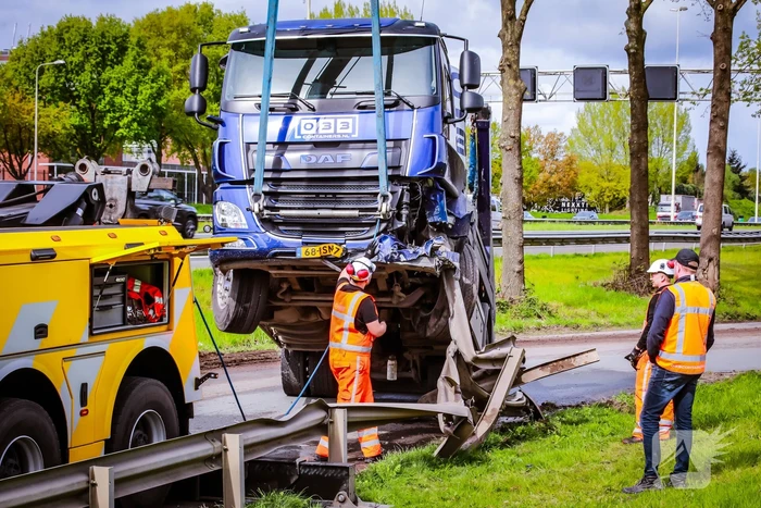 Vrachtwagenchauffeur heeft engeltje op zijn schouder