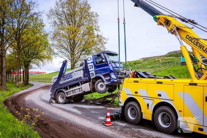 Vrachtwagenchauffeur heeft engeltje op zijn schouder