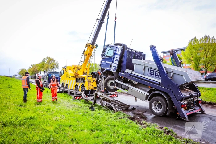 Vrachtwagenchauffeur heeft engeltje op zijn schouder
