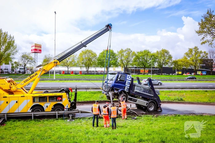 Vrachtwagenchauffeur heeft engeltje op zijn schouder