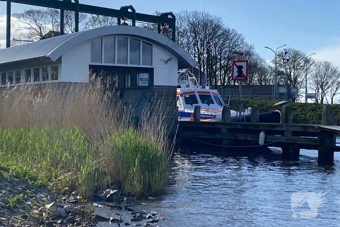 Hulpdiensten massaal ingezet voor overboord geslagen persoon