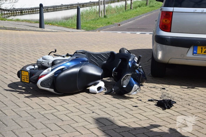 Scooterrijder gewond bij aanrijding door automobilist