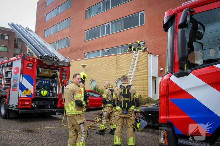 Noodopvang ontruimd door brand op dak