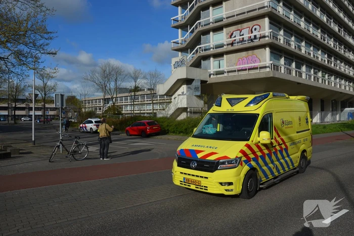 Fietser en automobilist met elkaar in botsing