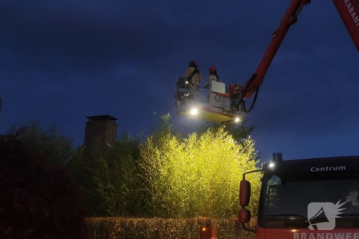 Brandweer blust brandende schoorsteen