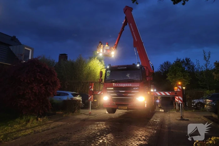 Brandweer blust brandende schoorsteen