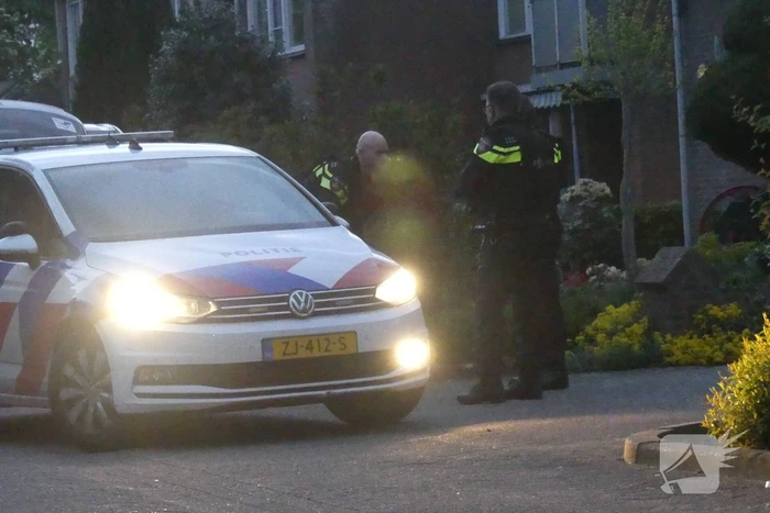 Persoon aangehouden midden in woonwijk, politie doorzoekt huis