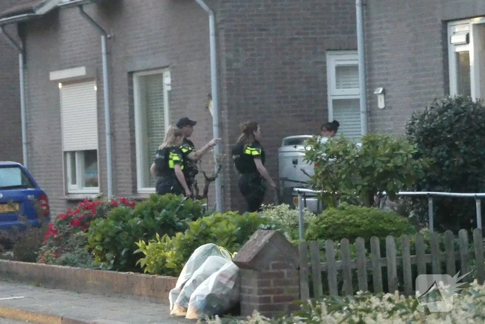 Persoon aangehouden midden in woonwijk, politie doorzoekt huis