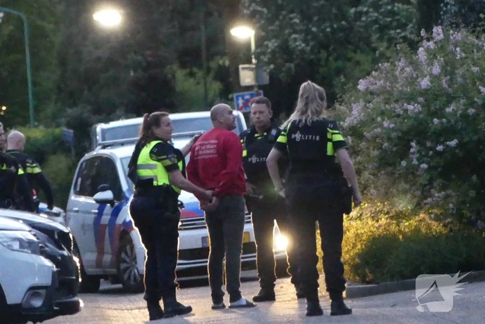 Persoon aangehouden midden in woonwijk, politie doorzoekt huis