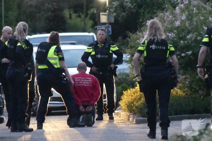 Persoon aangehouden midden in woonwijk, politie doorzoekt huis