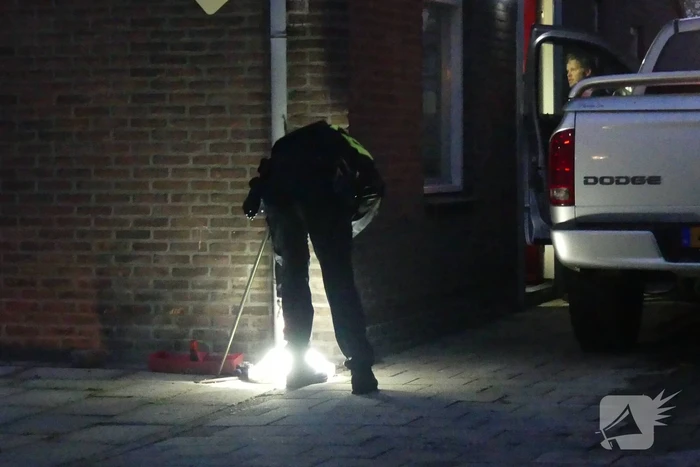Persoon aangehouden midden in woonwijk, politie doorzoekt huis