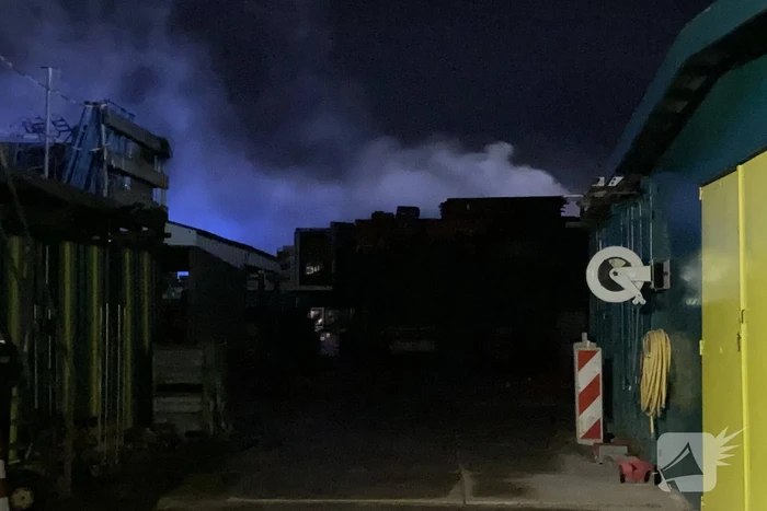 Brandweer blust brandende pallets