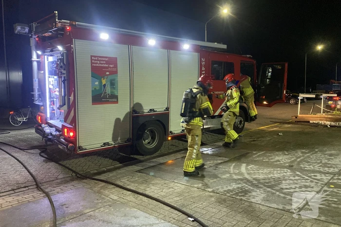 Brandweer blust brandende pallets
