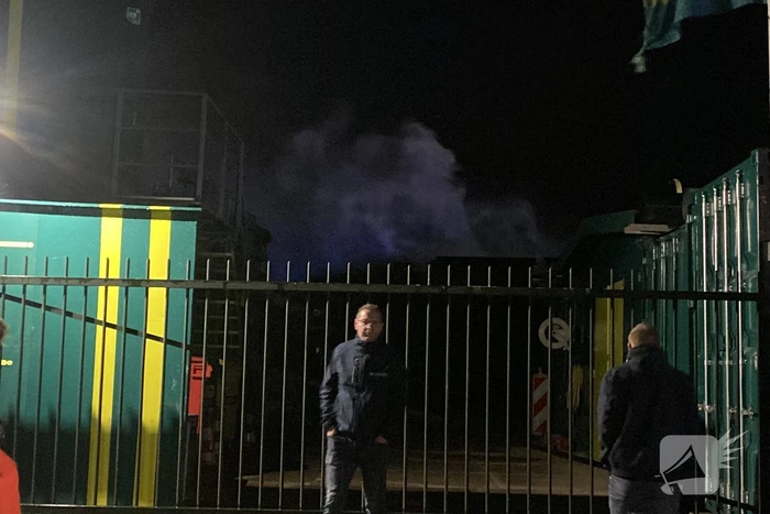 Brandweer blust brandende pallets