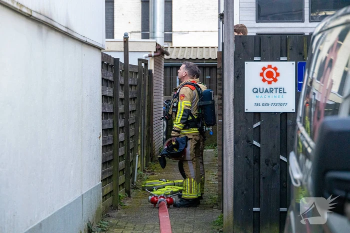 Brandweer redt hond bij woningbrand