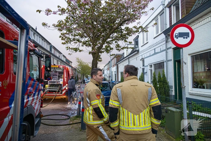 Brandweer redt hond bij woningbrand