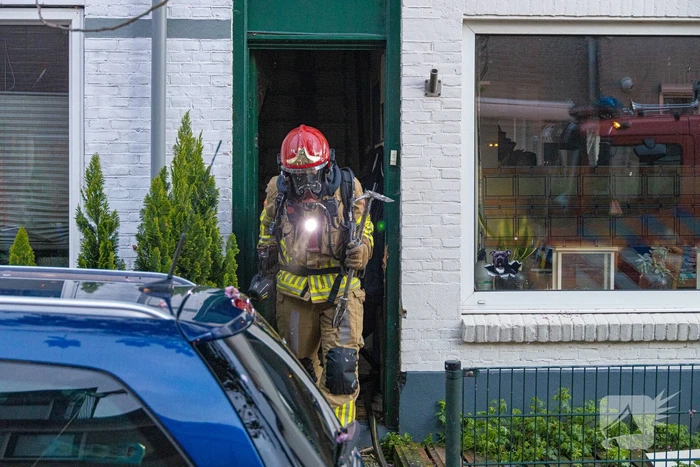 Brandweer redt hond bij woningbrand