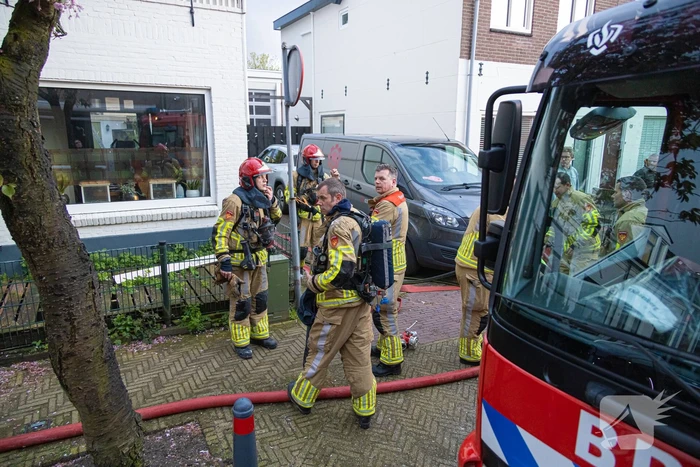 Brandweer redt hond bij woningbrand