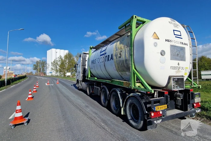 Weg volledig dicht door verloren lading