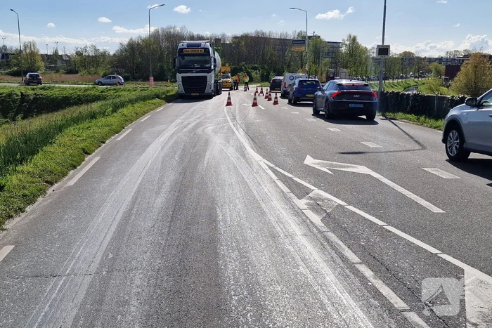 Weg volledig dicht door verloren lading