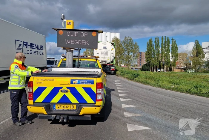 Weg volledig dicht door verloren lading