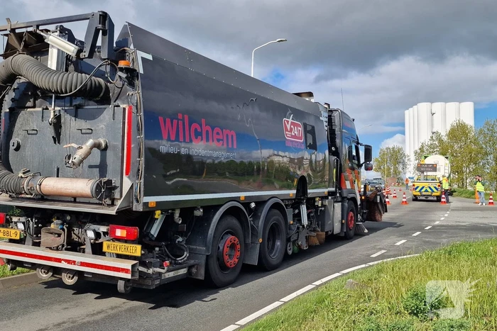 Weg volledig dicht door verloren lading