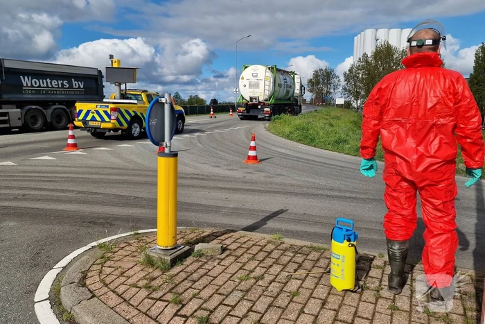 Weg volledig dicht door verloren lading