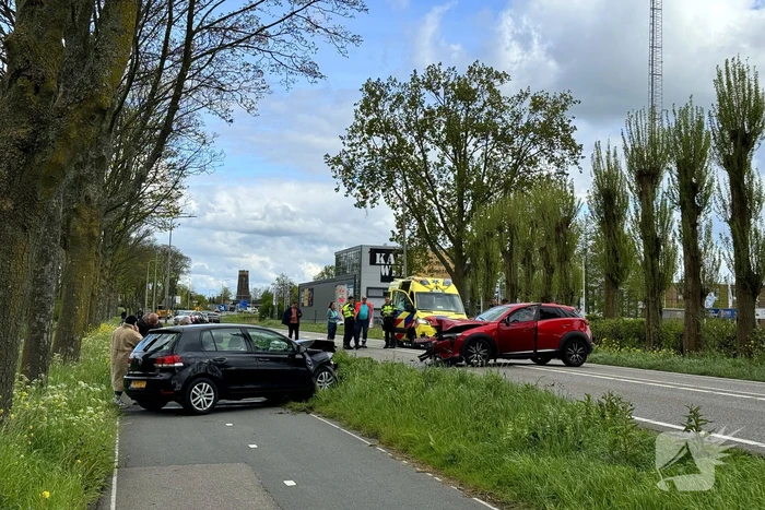 Auto's fiks beschadigd bij frontale aanrijding
