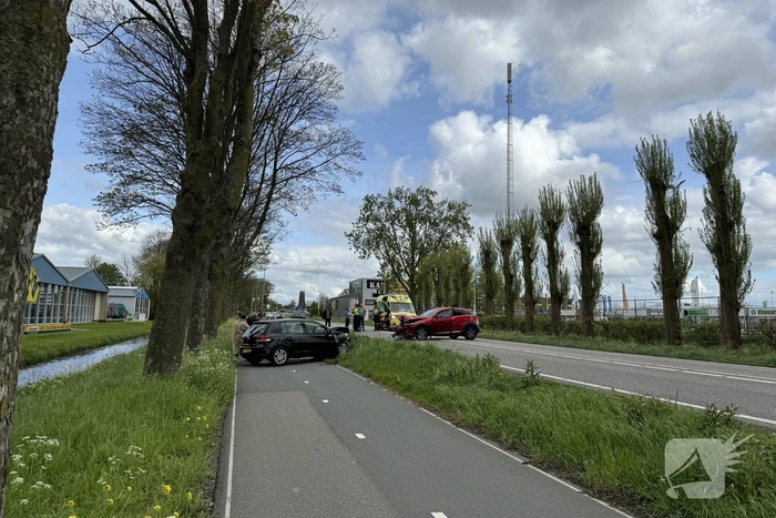 Auto's fiks beschadigd bij frontale aanrijding